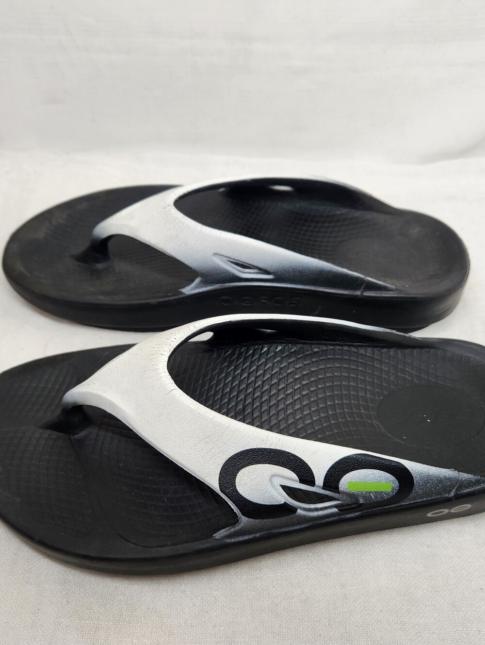 OOFOS OOriginal Sport Thong Flip Flop Sandal Black/White Mens 5 Womens 7